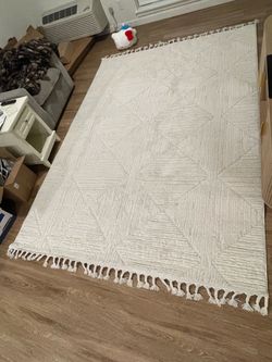 6' 7" x 9' Cream white geometric rug