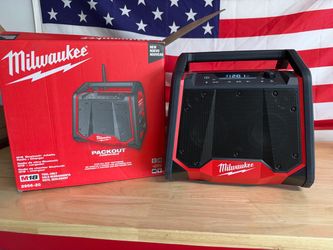 Milwaukee M18 Bluetooth Jobsite Radio and Charger