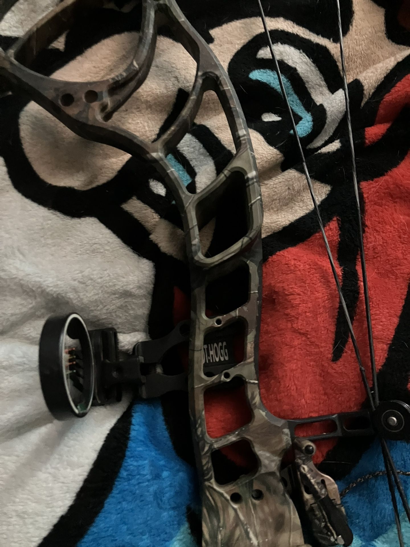 BowTech CAPTAIN righthand W/ blazers Carbon Arrows