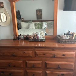 Dresser & Mirror Free