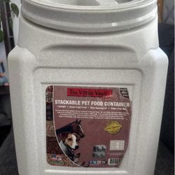 Stackable pet food container
