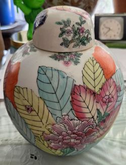 Vintage Chinese hand-painted famille rose tobacco leaf pattern ginger jar, solid porcelain, 9” tall, 8” diameter. Jar and lid are in perfect.