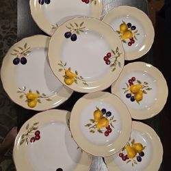 4 dinner, 4 salad plates William Roberts Amebry new