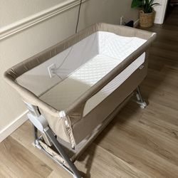 Cowiewie Bassinet Bedside Sleeper, Baby Bassinet with 7 Adjustable Height, Bedside Bassinet for Baby with Storage, Breathable Mesh & Mattress, Portabl