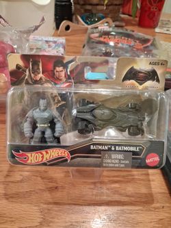 Hot Wheels Batman & Batmobile Batman v Superman Set
