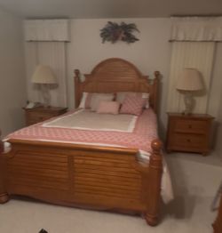 Broyhill Queen Bedroom Set – 6 Pieces – Solid Wood