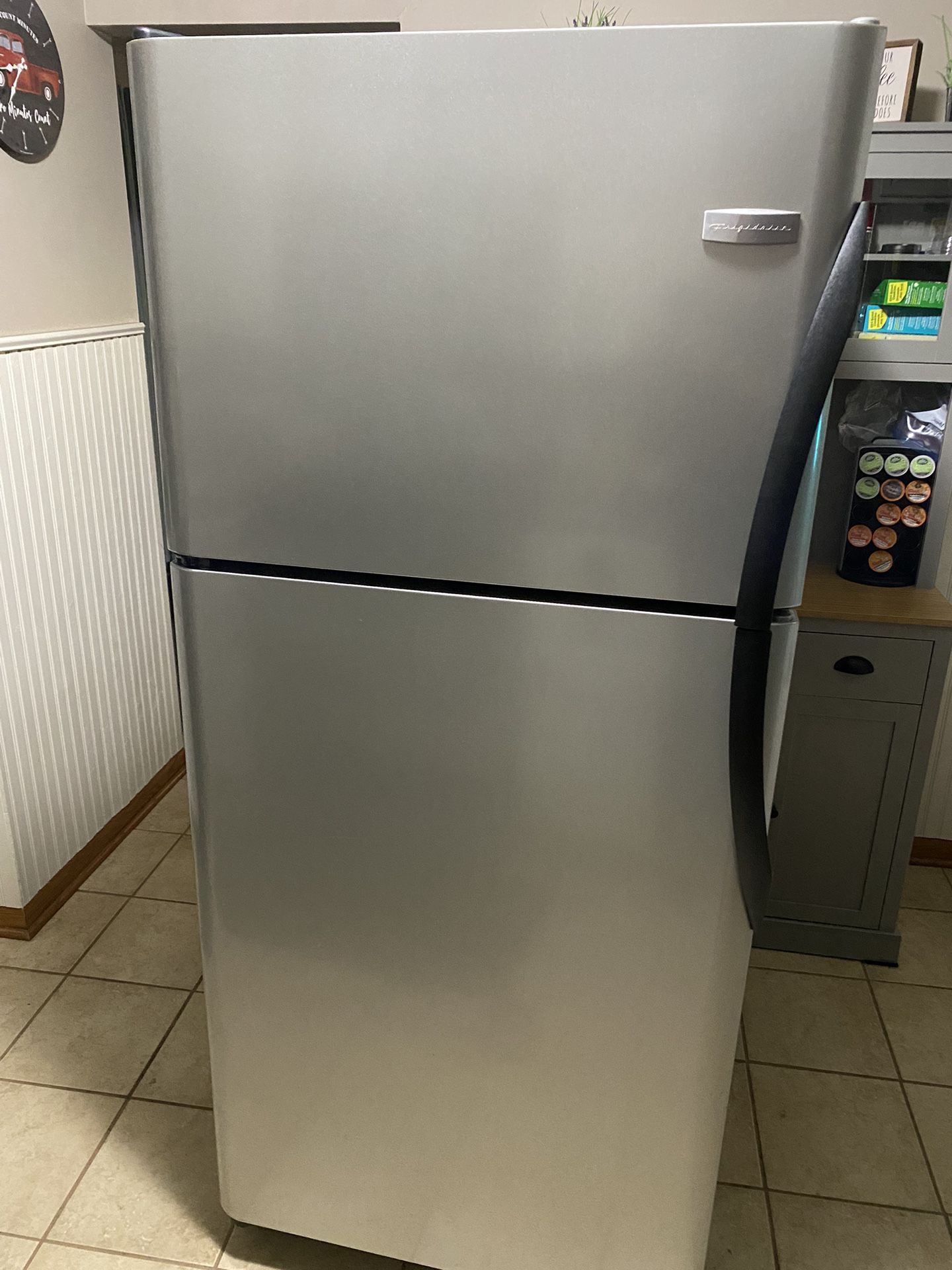 Frigidaire 21 Cu Ft Refrigerator  