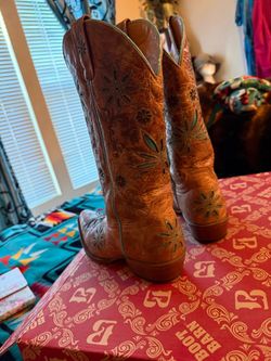A pair of beautiful turquoise inlaid western boots