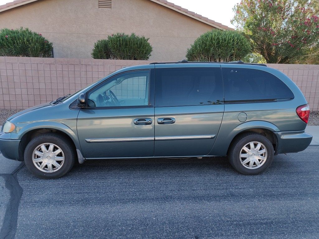 2005 Chrysler Town And Country Minivan - Low Miles, Stow & Go Seating