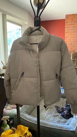 Beige Puffer Jacket with Zip Pockets: M