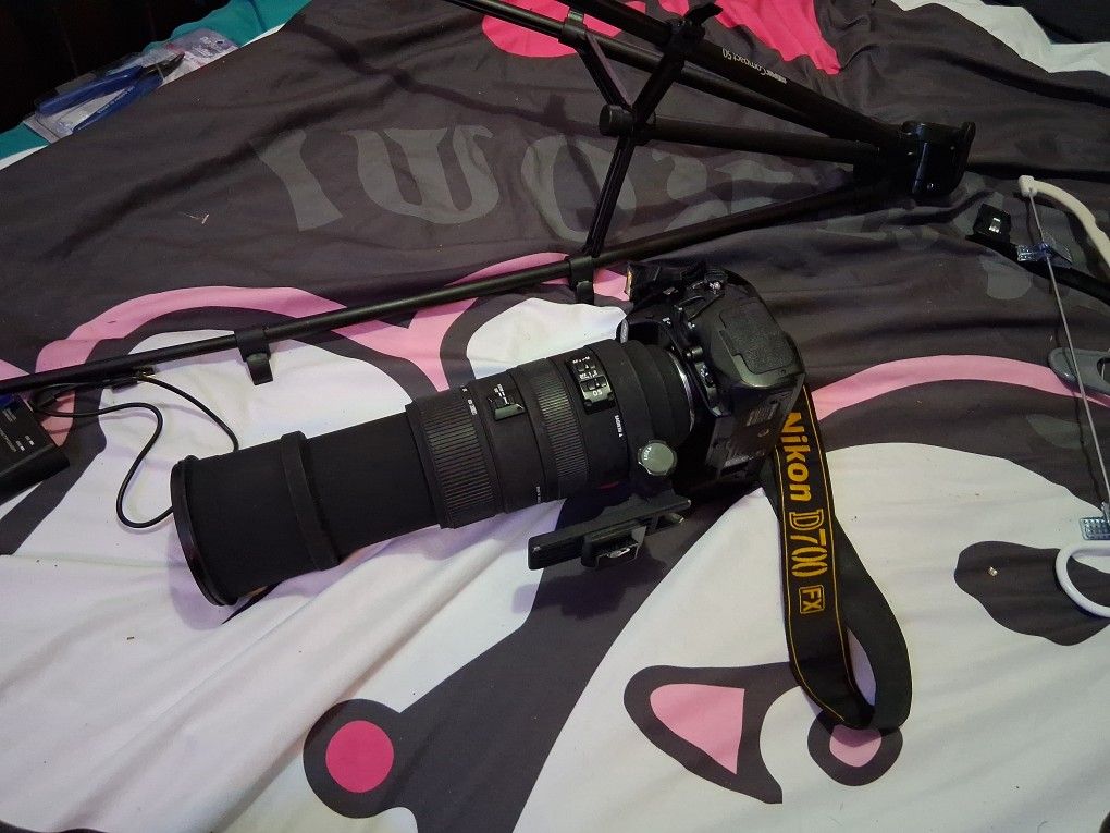 Almost New Perfect condition nikon camera with extended lens to batteries