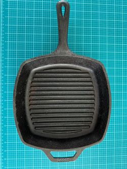 10.5 in Lodge cast iron skillet