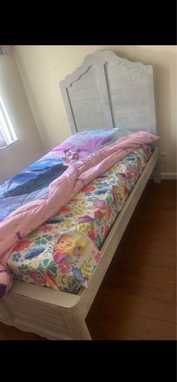 Twin bed and dressing table with mattress