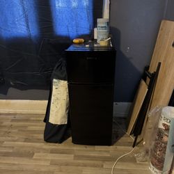 Compact mini fridge