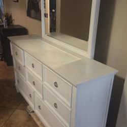 Bedroom Set  Size Full with Maettress