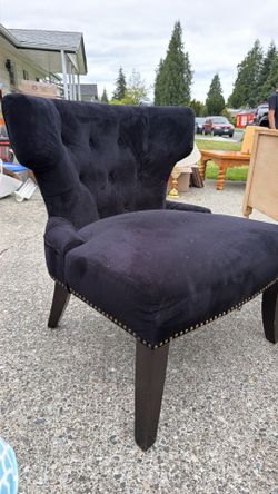 Tufted chair black
