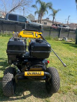 DEWALT
4400 PSI 4.0 GPM Gas Pressure Washer with 420cc Engine, Triplex Pump, Commercial Cold Water Power Washer