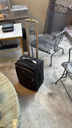 Swiss Gear Luggage Preowned Great Condition.   22 “ Length X 15  Across X 9 -3/4 Depth 