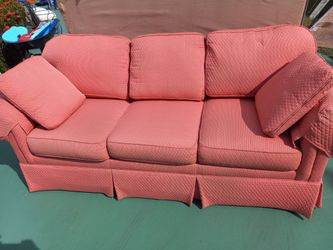 Nice Pull Out Queen Sofa No Stains Or Smells From Pets 😂 Or Humans $150 Delivered Or Come Get It For $130
