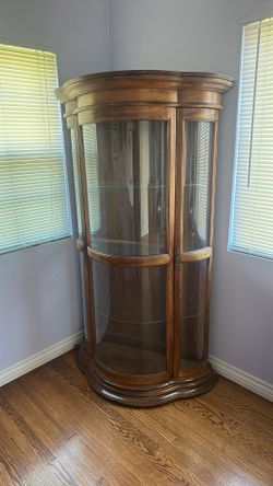 Antique beveled glass, curio cabinet, with glass shelving and 2 side doors. Excellent condition