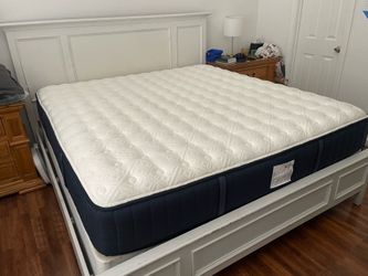 King Size Mattress and Bed Frame / Colchón y Marco King