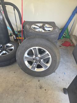 Jeep Wrangler Sahara 18" rims.