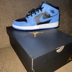 AIR JORDAN 1 MID . Size 7