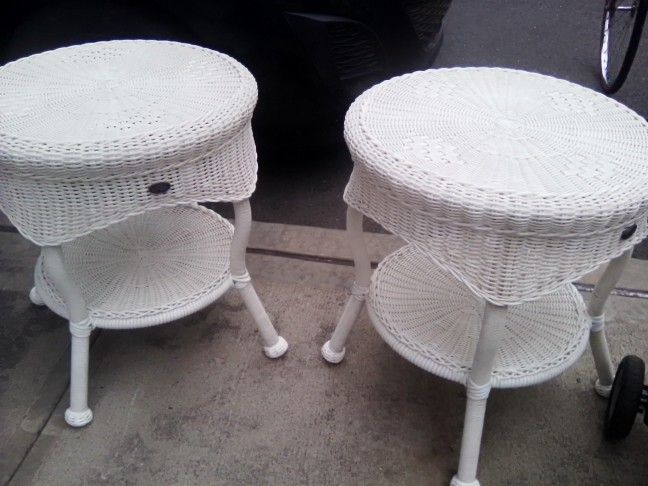2 Small White Round Table