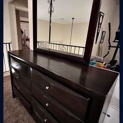 🌹☘️BEAUTIFUL DRESSER WITH MIRROR/8 DRAWER-SOLID WOOD 🌹☘️