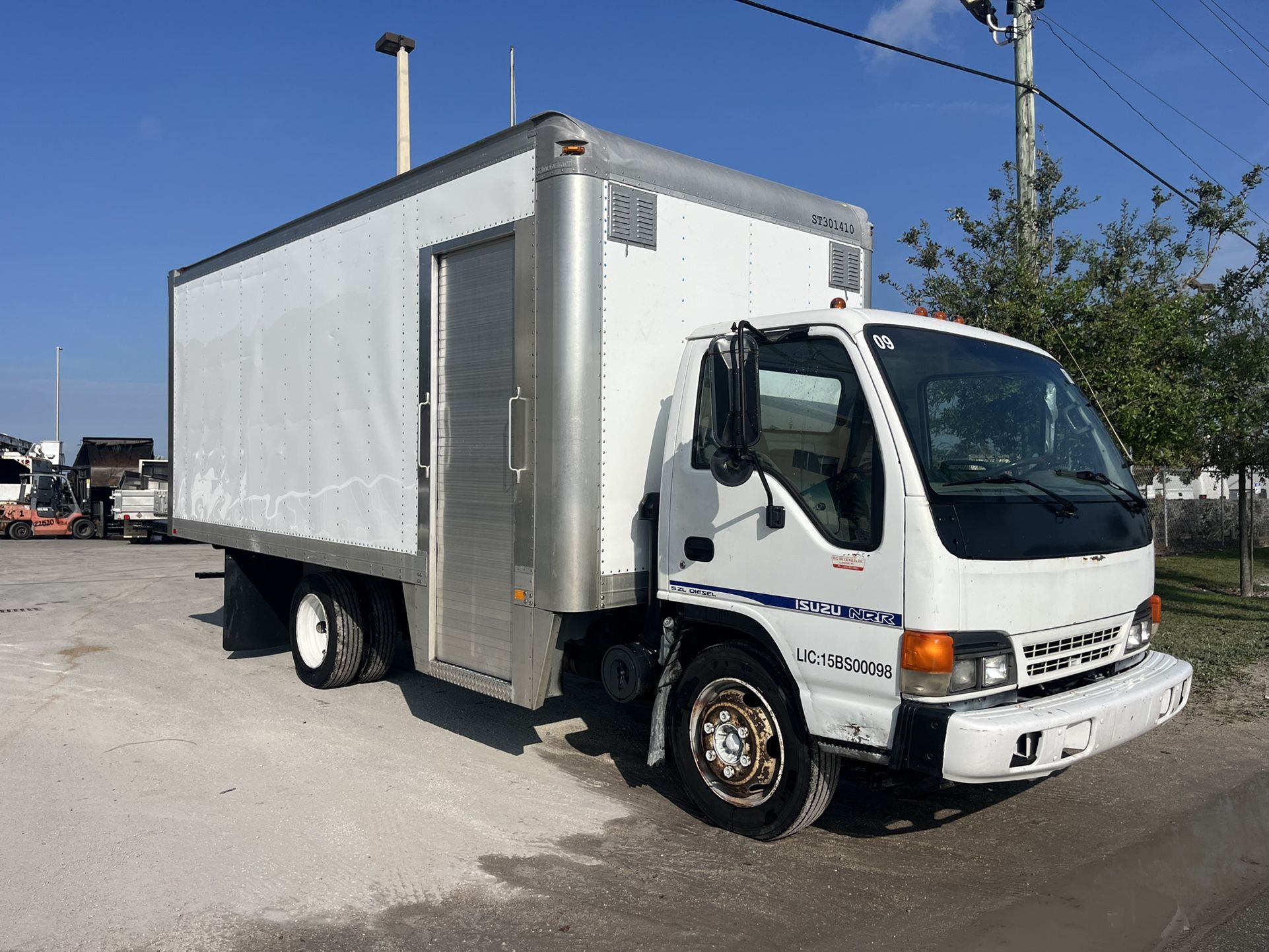 2004 Isuzu NQR 18 Foot Box Truck Diesel Camion Fe 16 18 Pies Side Door Step Bumper Isuzu Npr Automatic Mudanzas Cambio Aceite Petroleo Volteo Plancha 
