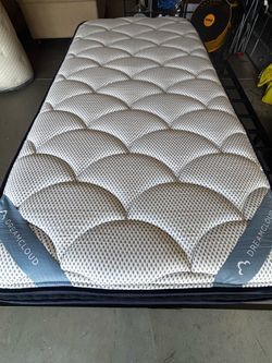 Twin XL mattress and adjustable base