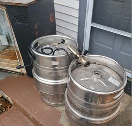 2 EMPTY Kegs, 01 Keg Tap, 01 Kegarator
