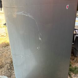 Nice Refrigerator.  Magic Chef
