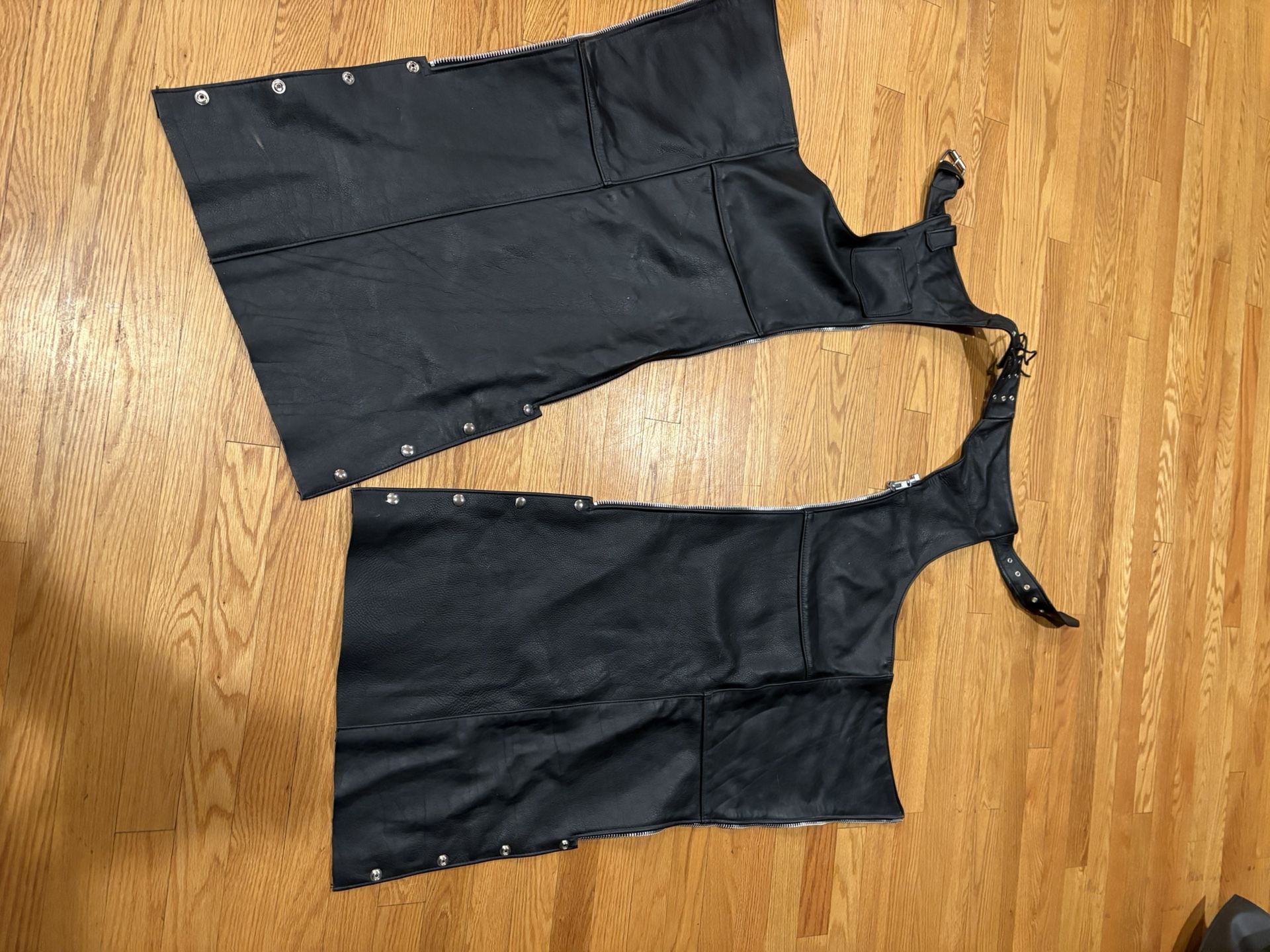 Universal Rider Medium  Sz Leather Chaps