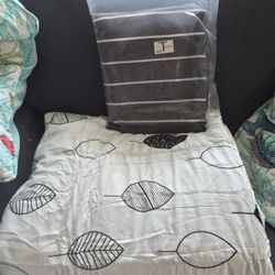 New Twin Sheet Set And Spread With Shams