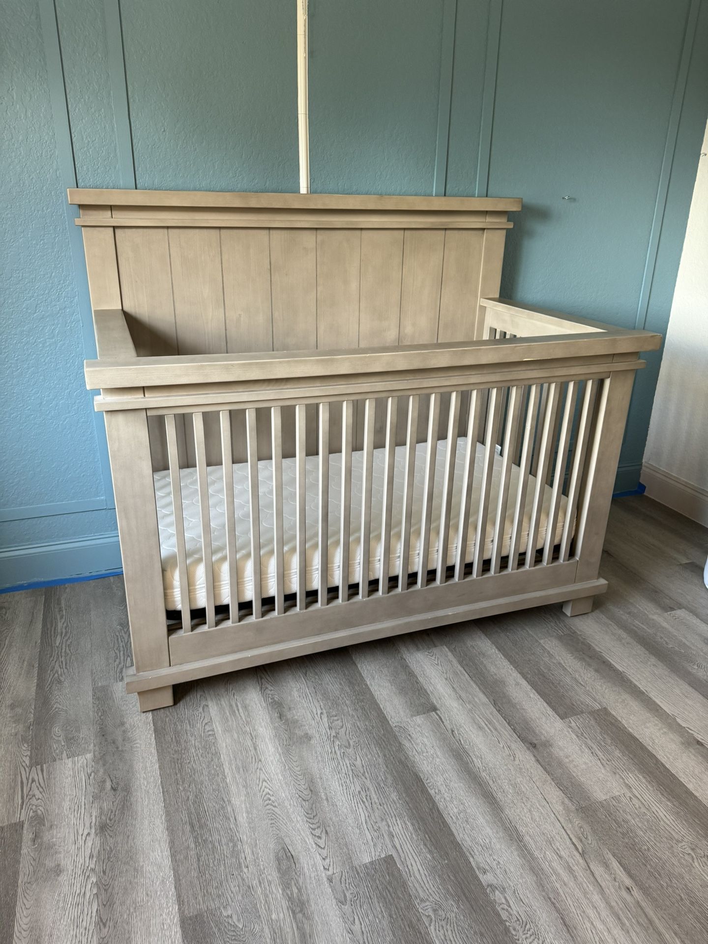 Crib For Nursery / Cuna
