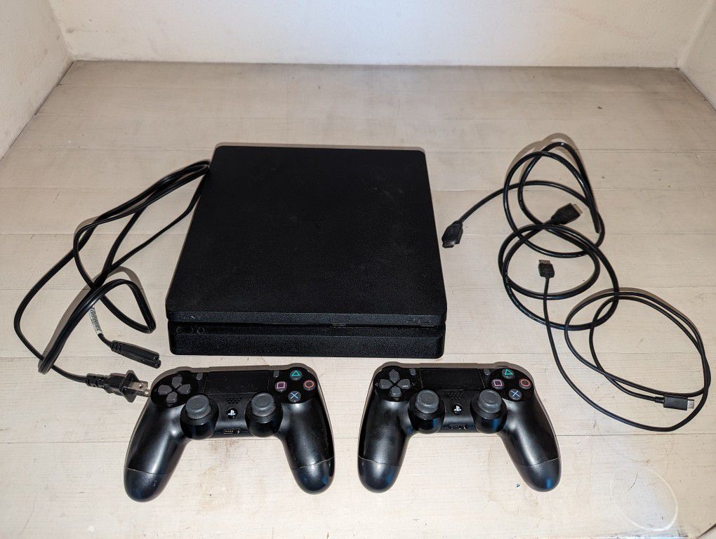 PS4 + 2 Wireless Controllers 