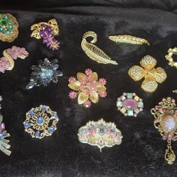 15 COLORFUL COSTUME BROOCHES