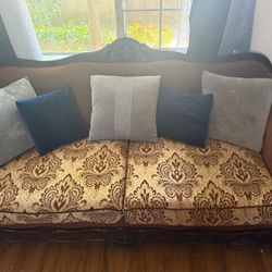 Vintage Couch With Pillows And Cover