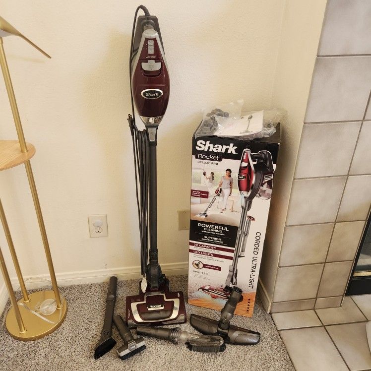 Shark Rocket True Pet Deluxe Upright Vacuum HV320 Cleaned Tested Box And Extra Parts Attachments