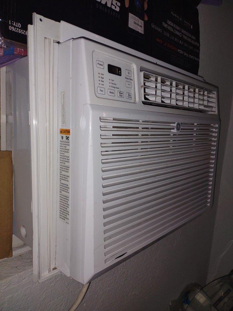 Almost Brand new, Large sized Window AC Unit! GOOD To Chill Living Room/dining Or Bigger Area If Needed