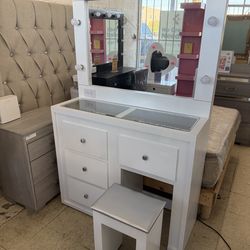 New White Vanity With Stool