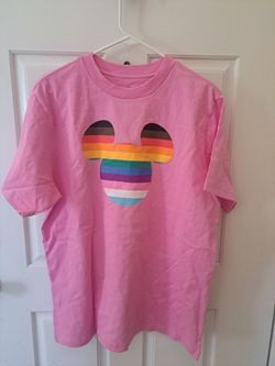 *** DISNEY PARKS PRIDE TEE SIZE LARGE ***
