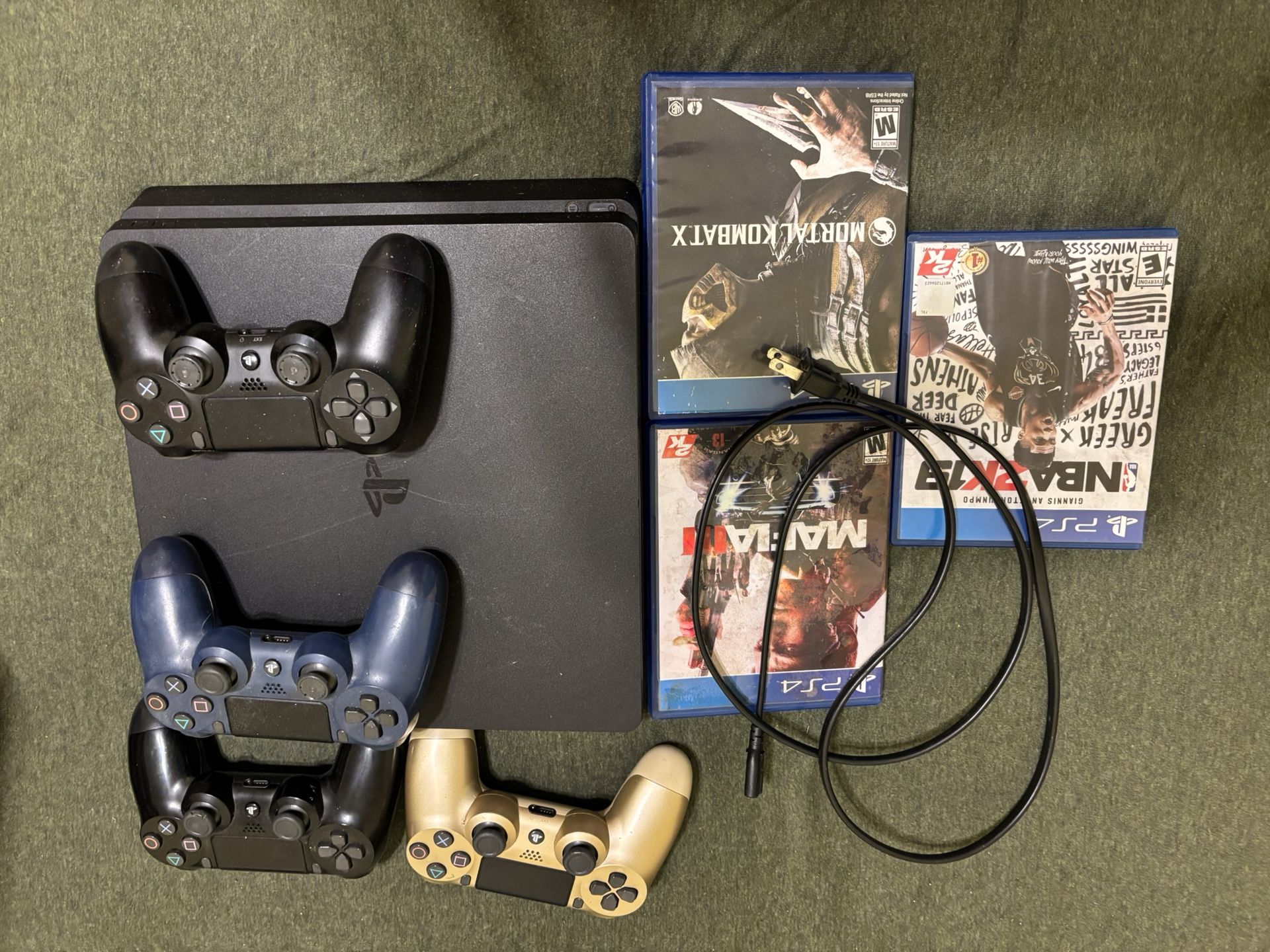 PS4, 4 Controllers, 3 Games