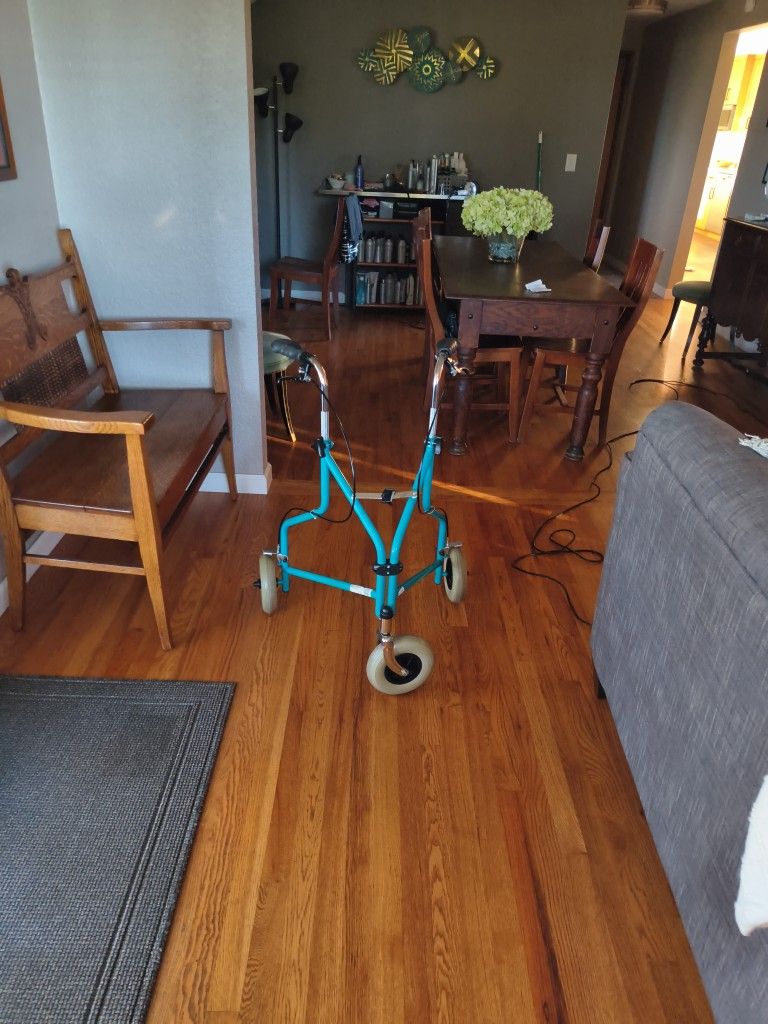 TRI WHEEL WALKER
TRI WHEEL WALKER