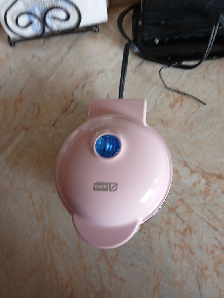 PINK MINI BUNDT CAKE MAKER BY DASH for Sale in Las Cruces, NM - OfferUp
