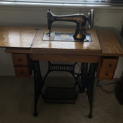 Singer Model 27 or 127 vibrating shuttle sewing machine