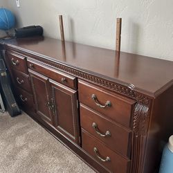 Calking Sleigh Bed With Dresser And Two Night Stands 