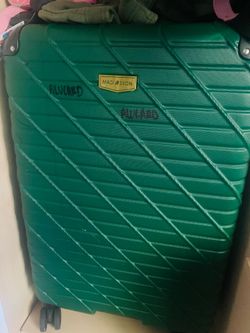 Suit cases have 3 READ DESCRIPTIONS