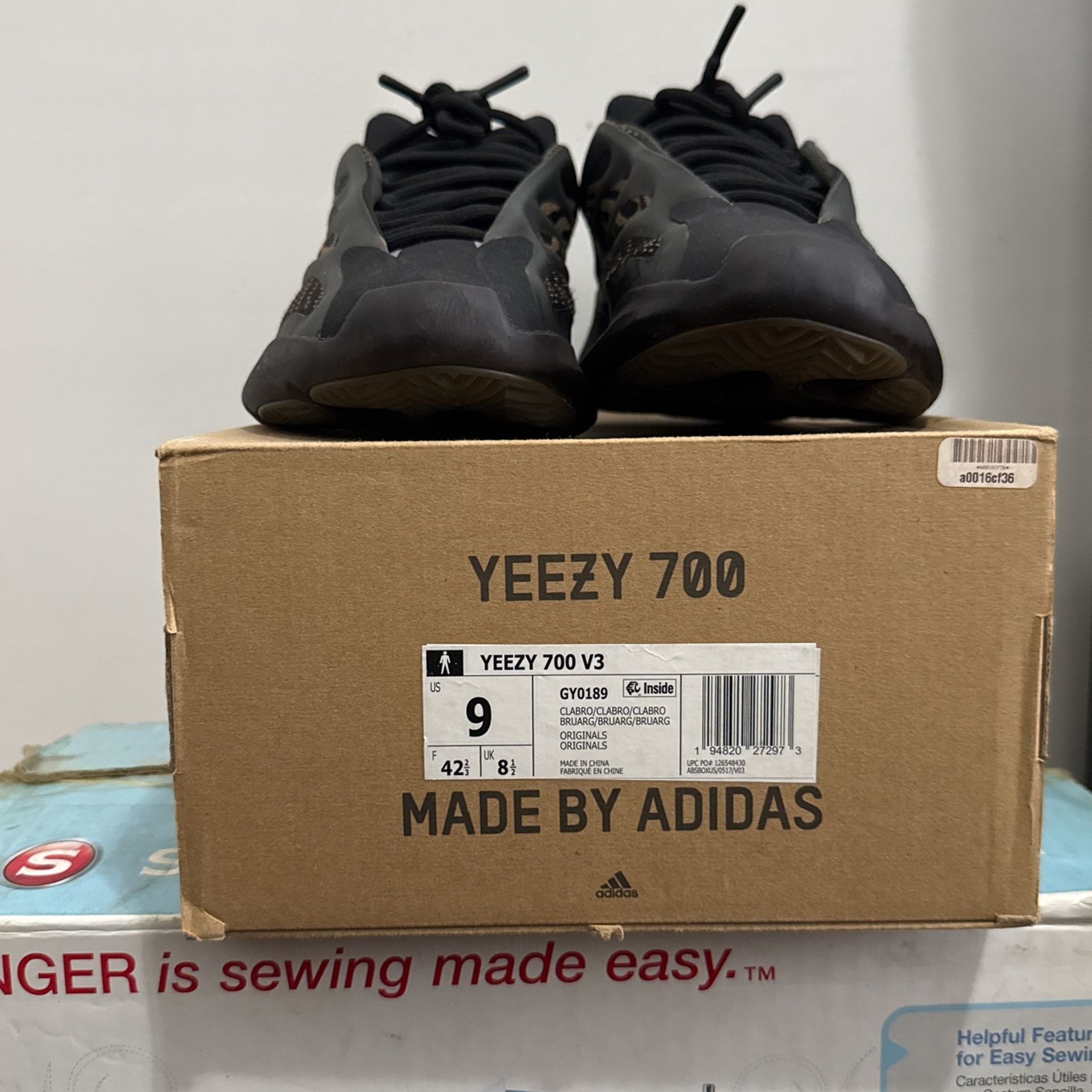 Brand New Yeezy 700 V3 Clay Brown Size 9